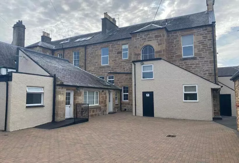 Majatalo Miller House Courtyard