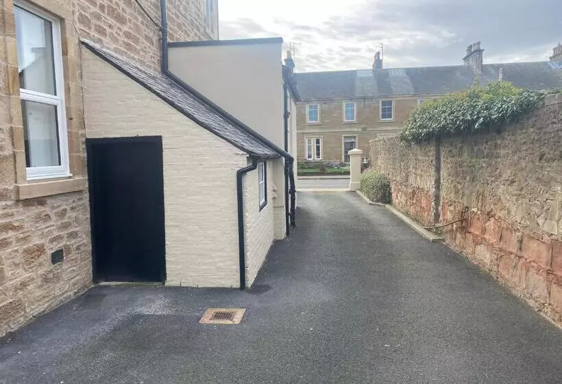 Majatalo Miller House Courtyard