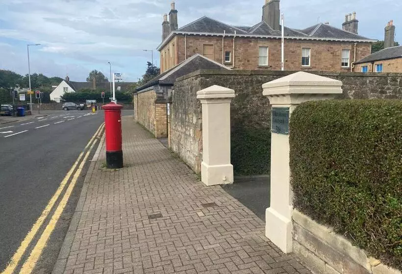 Majatalo Miller House Courtyard