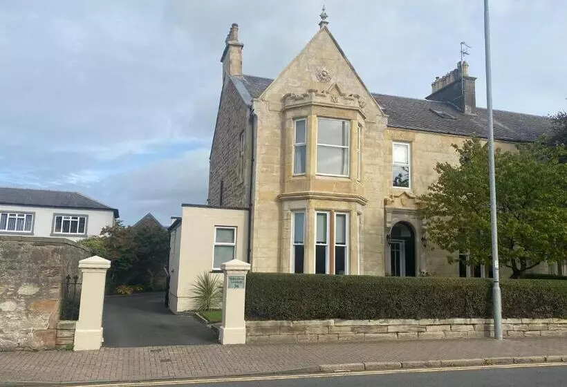 Majatalo Miller House Courtyard