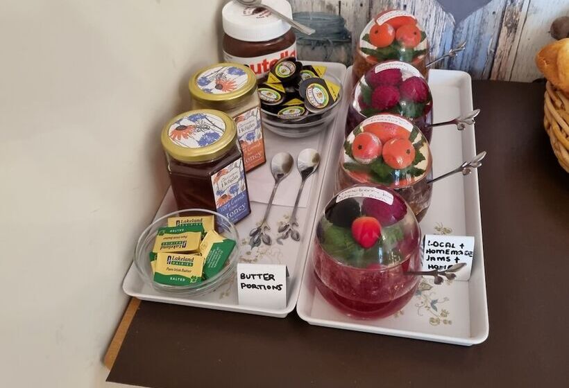 بنسيون Trevarrian Lodge