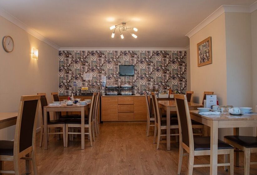 بنسيون Trevarrian Lodge