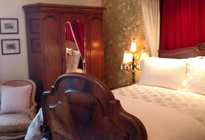 Пансион Westgate Manor