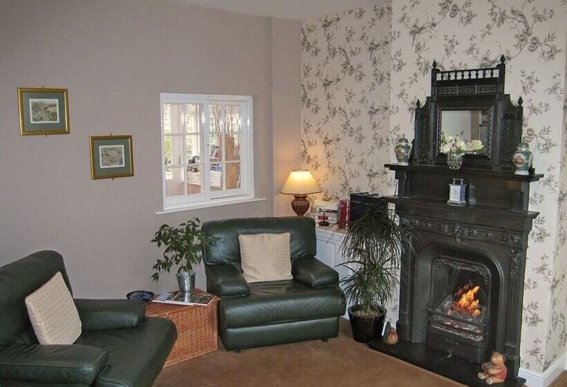 بنسيون The Coach House