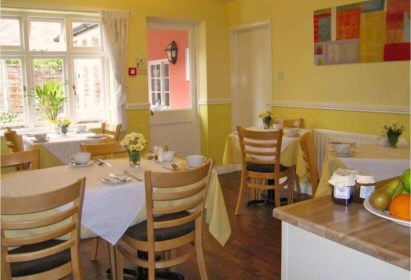 بنسيون The Coach House