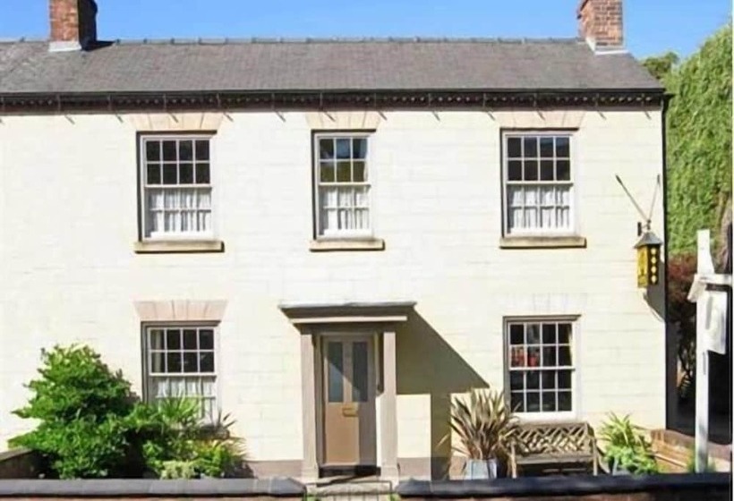 بنسيون The Coach House