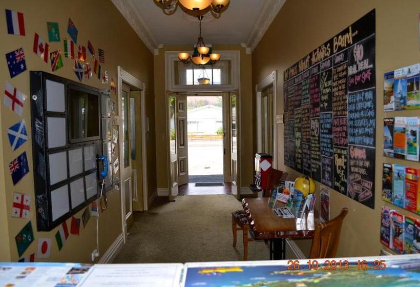 فندق صغير The Prince Albert Backpackers & Bar