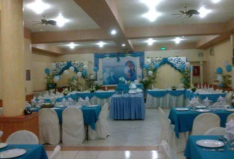 هتل Plaza Maria Luisa Suites Inn