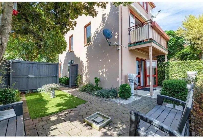 Les Troupes Apartments