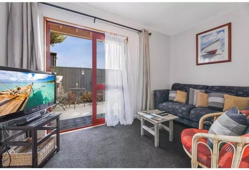 Les Troupes Apartments