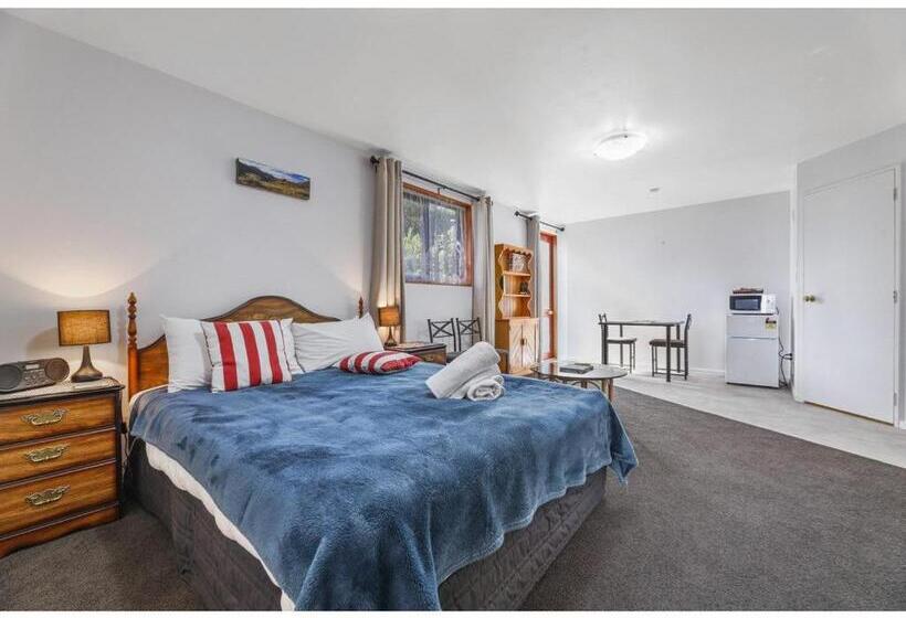 Les Troupes Apartments