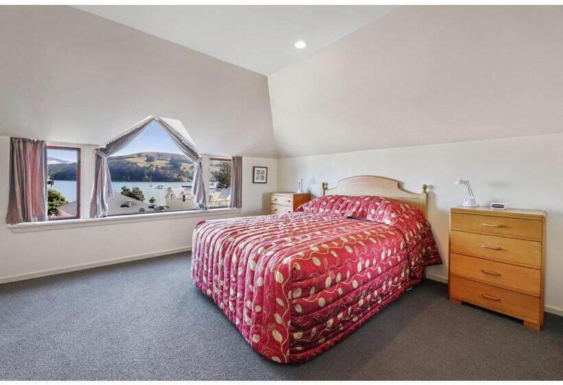 Les Troupes Apartments