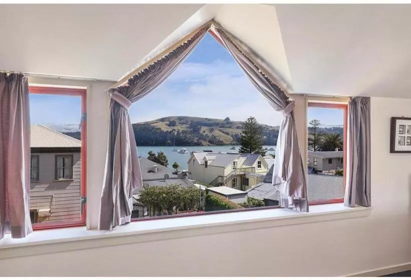 Les Troupes Apartments