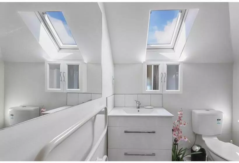 Les Troupes Apartments