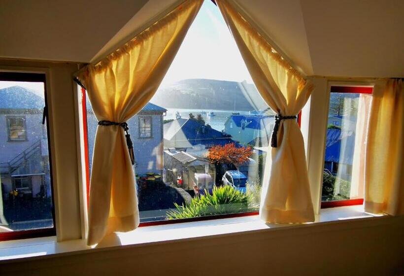 Les Troupes Apartments