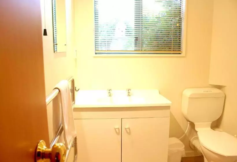 Les Troupes Apartments