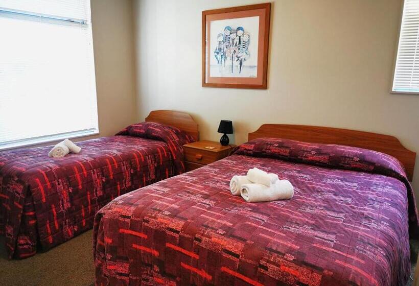 Les Troupes Apartments