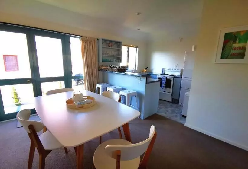 Les Troupes Apartments