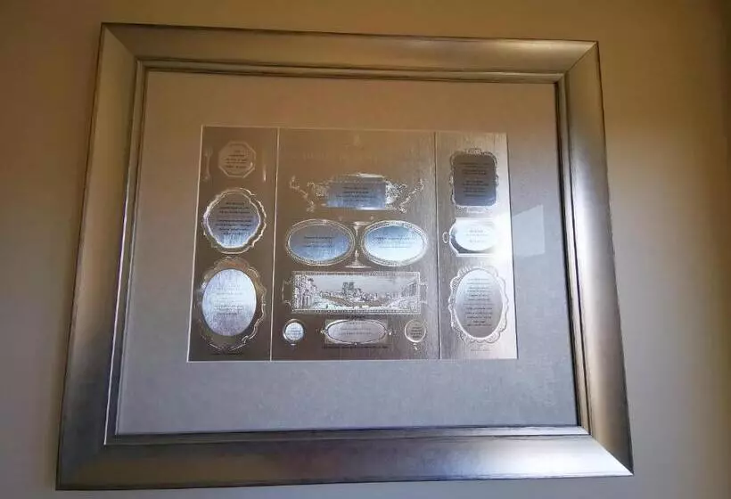 Les Troupes Apartments