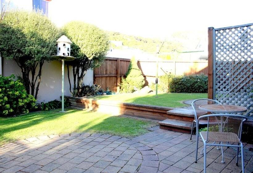 Les Troupes Apartments