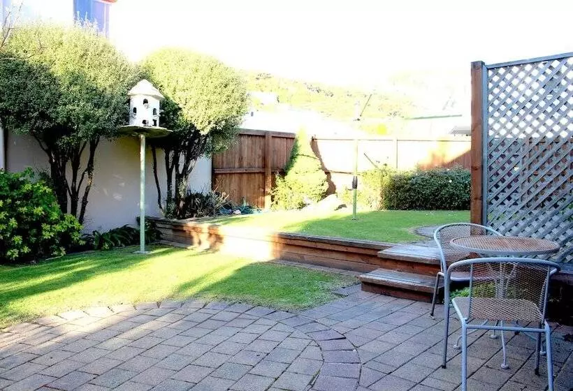 Les Troupes Apartments