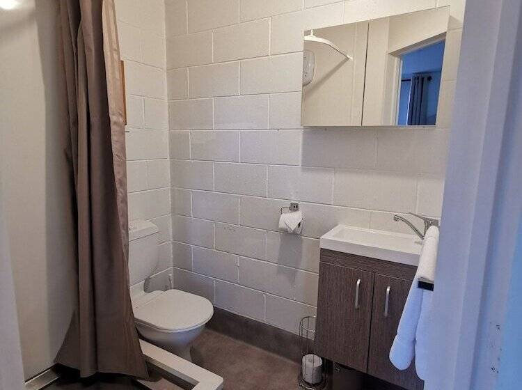 Les Troupes Apartments