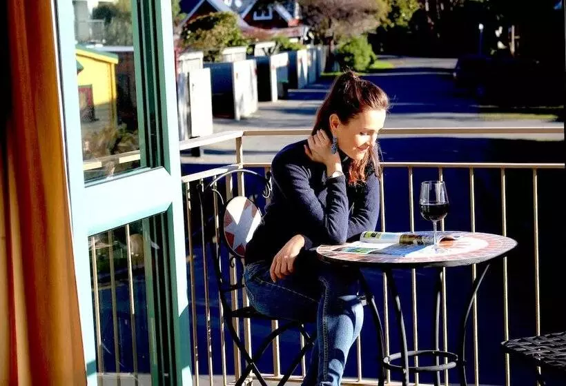 Les Troupes Apartments