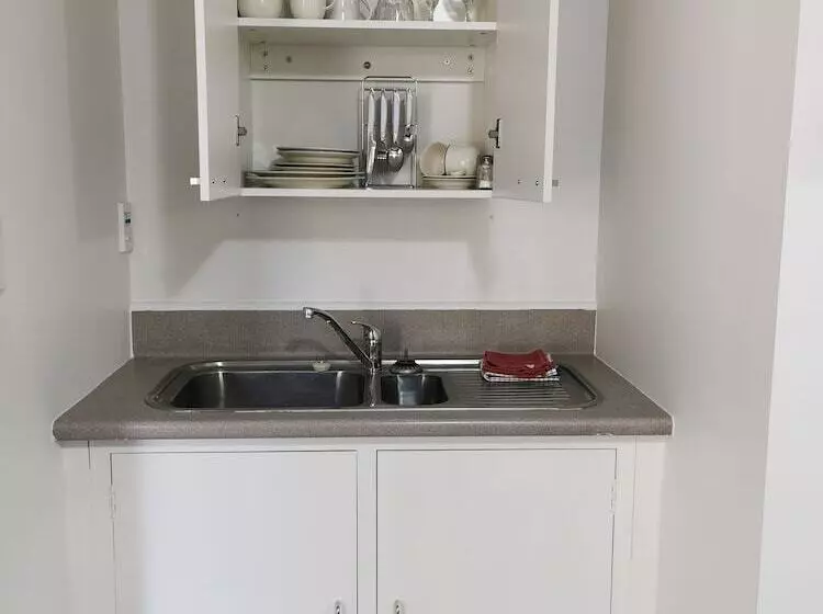 Les Troupes Apartments