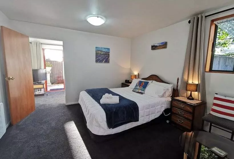 Les Troupes Apartments