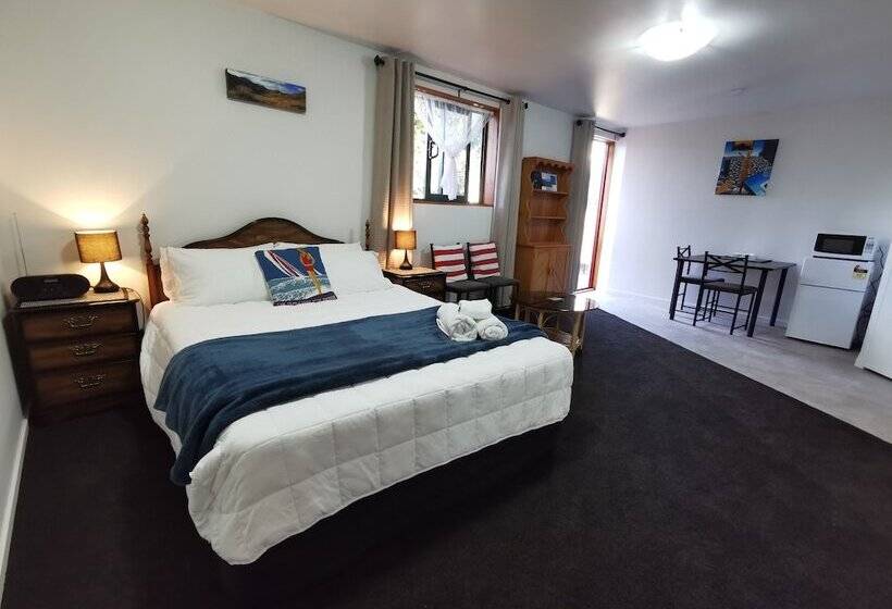 Les Troupes Apartments