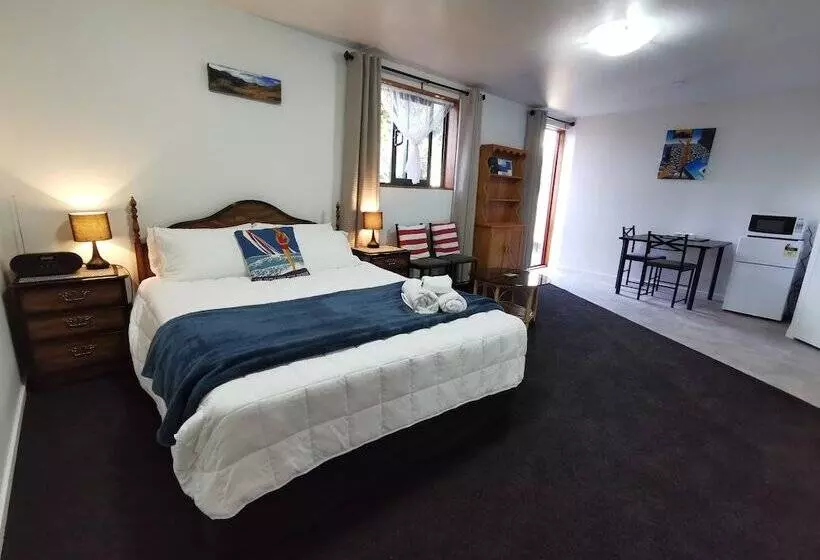 Les Troupes Apartments