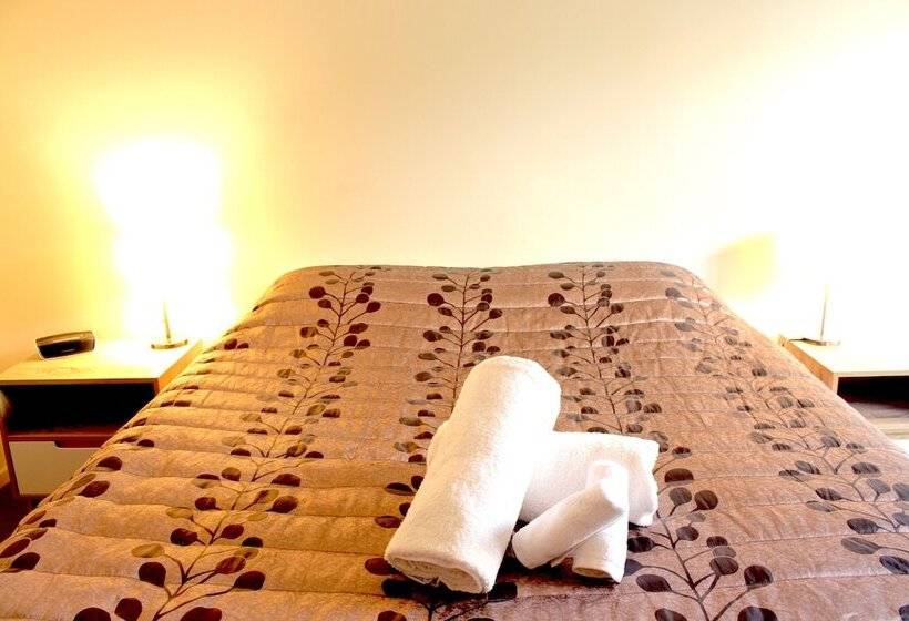 Les Troupes Apartments