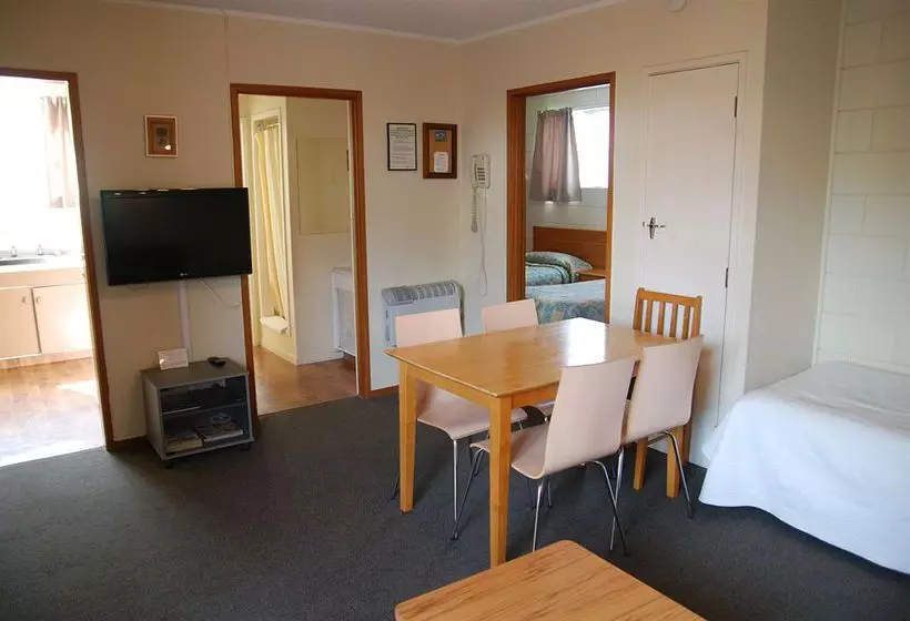 Manhattan Lodge Motel