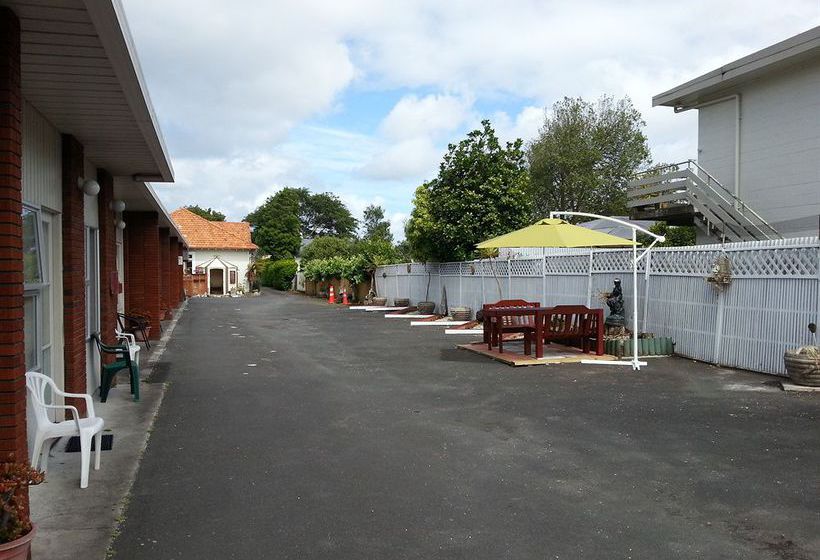 Manhattan Lodge Motel