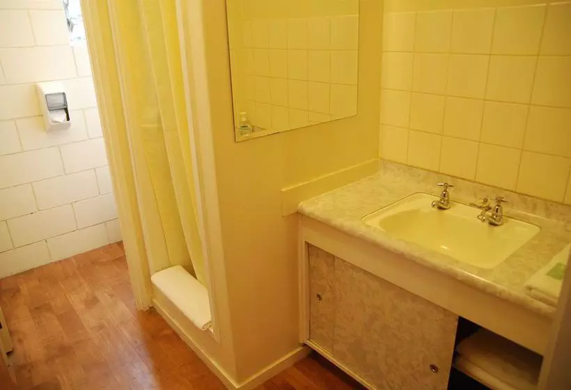 Manhattan Lodge Motel