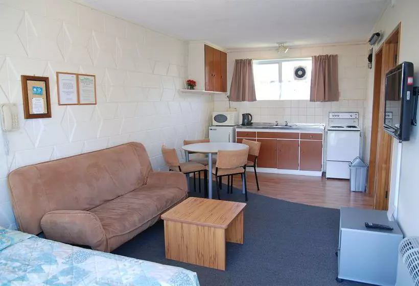 Manhattan Lodge Motel