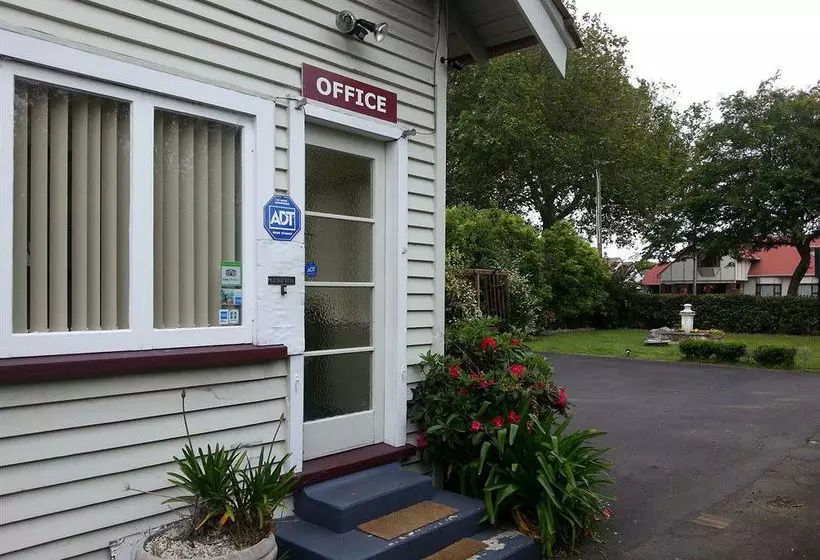 Manhattan Lodge Motel