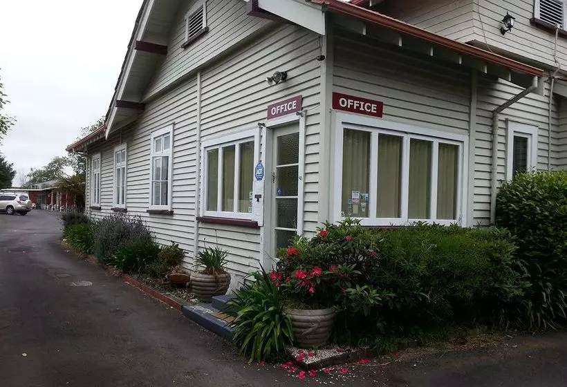 Manhattan Lodge Motel