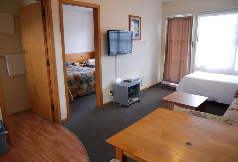 Manhattan Lodge Motel