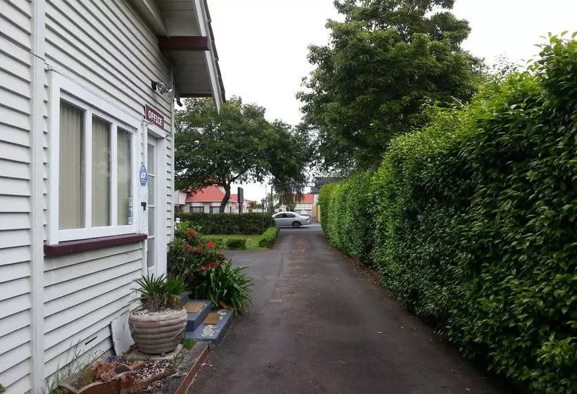 Manhattan Lodge Motel