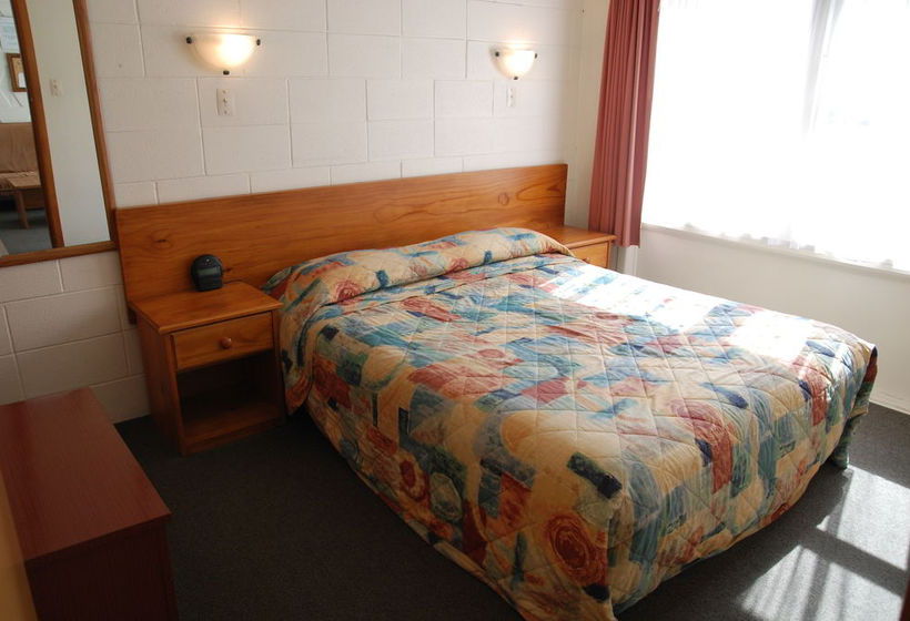 Manhattan Lodge Motel