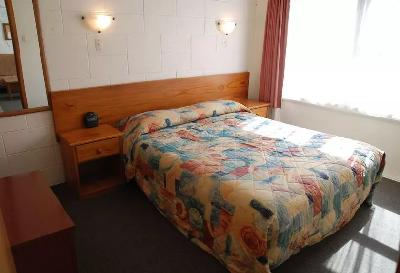 Manhattan Lodge Motel