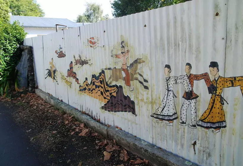 Manhattan Lodge Motel