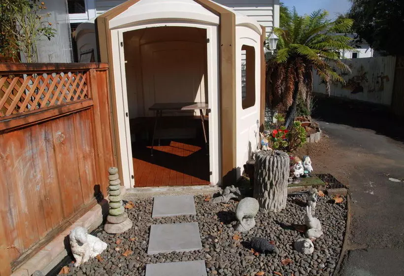 Manhattan Lodge Motel