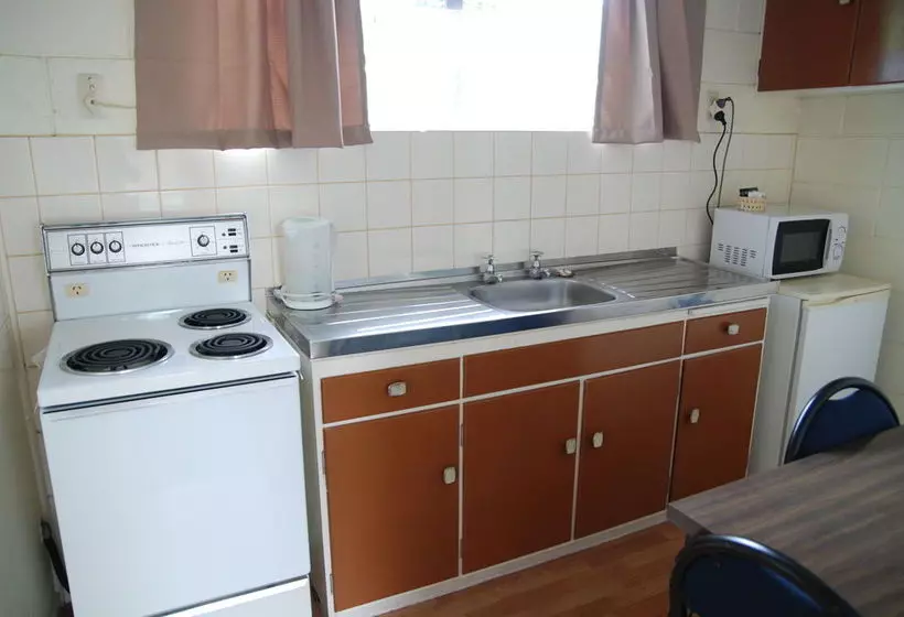 Manhattan Lodge Motel