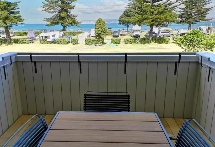 모텔 Waikanae Beach Ocean View Apartments