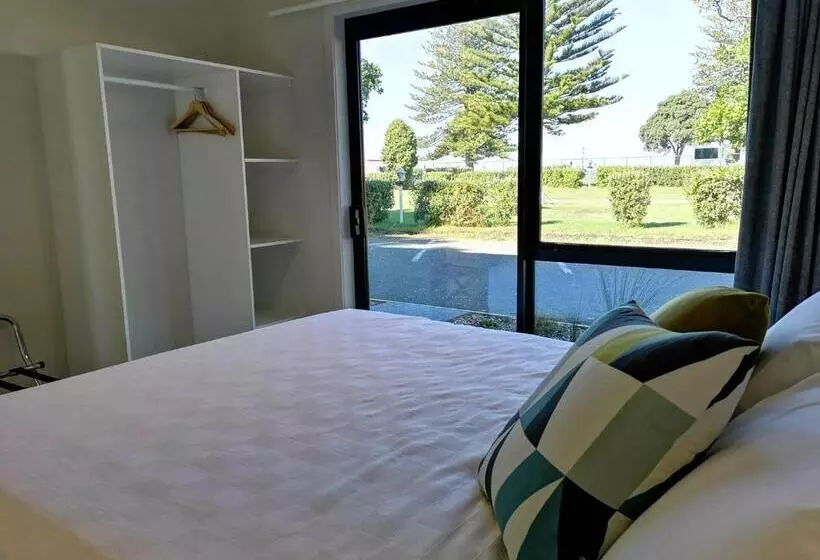 모텔 Waikanae Beach Ocean View Apartments