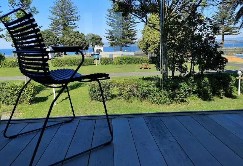 모텔 Waikanae Beach Ocean View Apartments