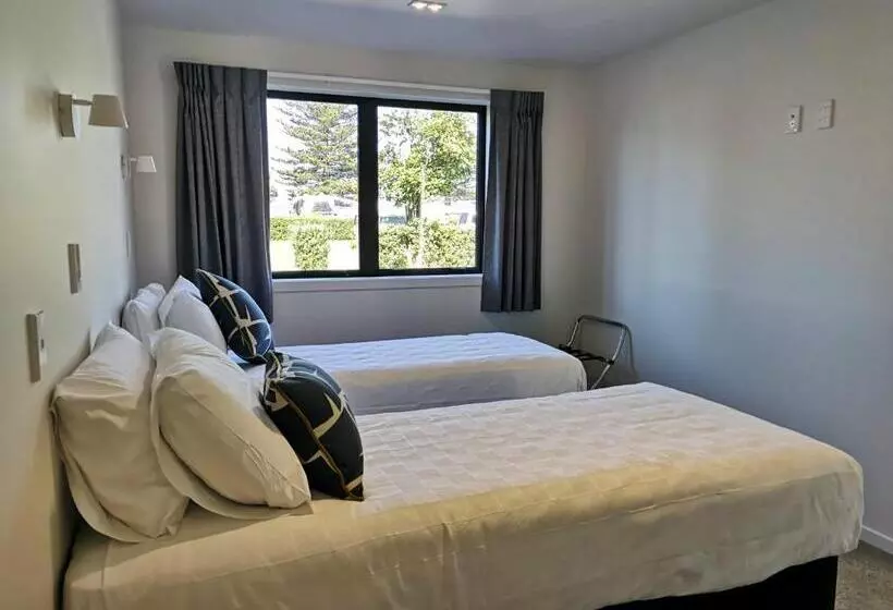 모텔 Waikanae Beach Ocean View Apartments