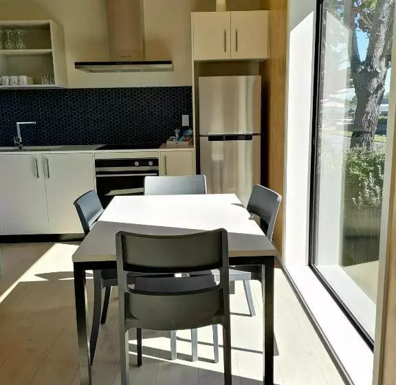 모텔 Waikanae Beach Ocean View Apartments